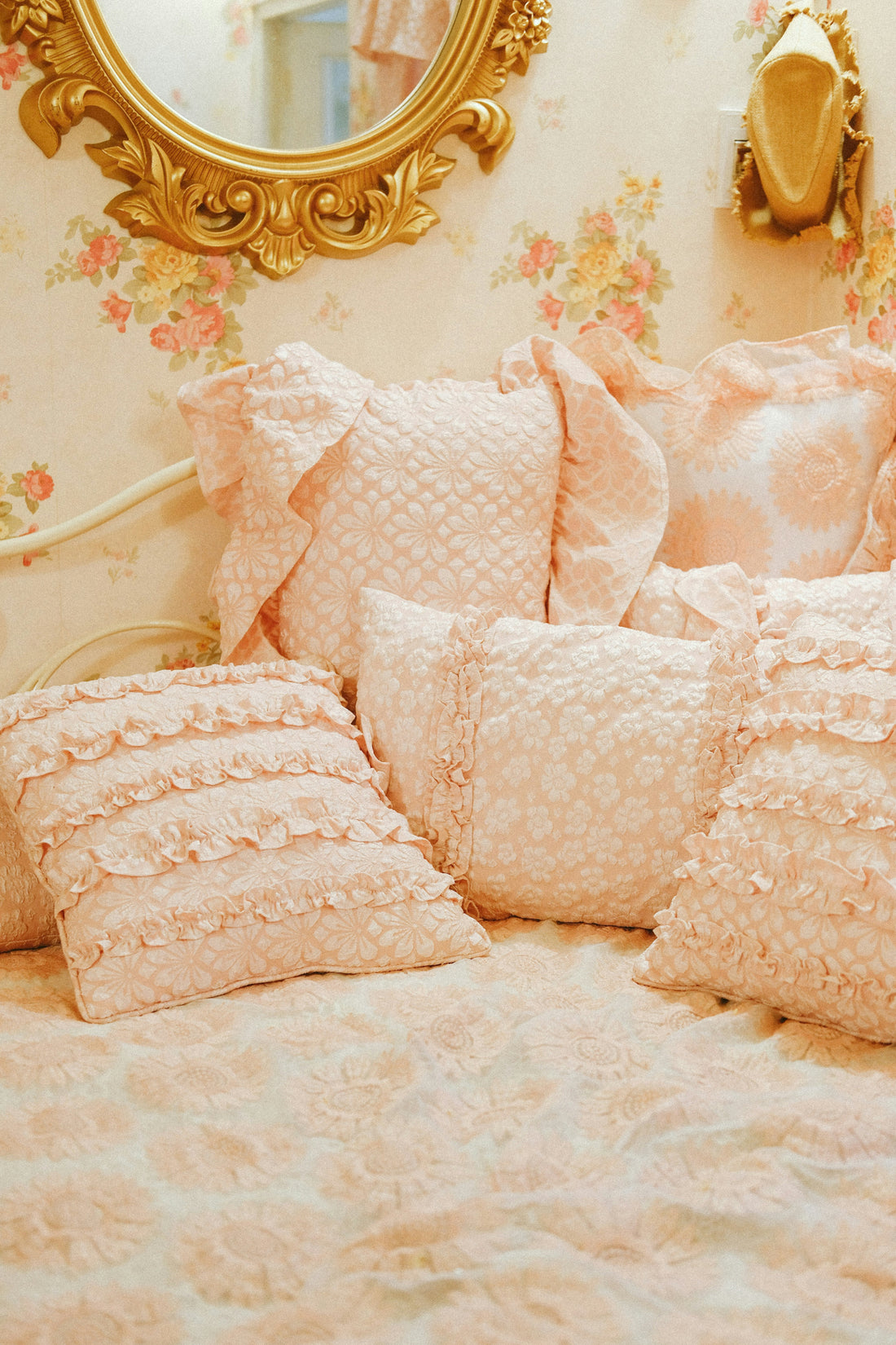 How to Arrange Throw Pillows Like an Interior Designer
