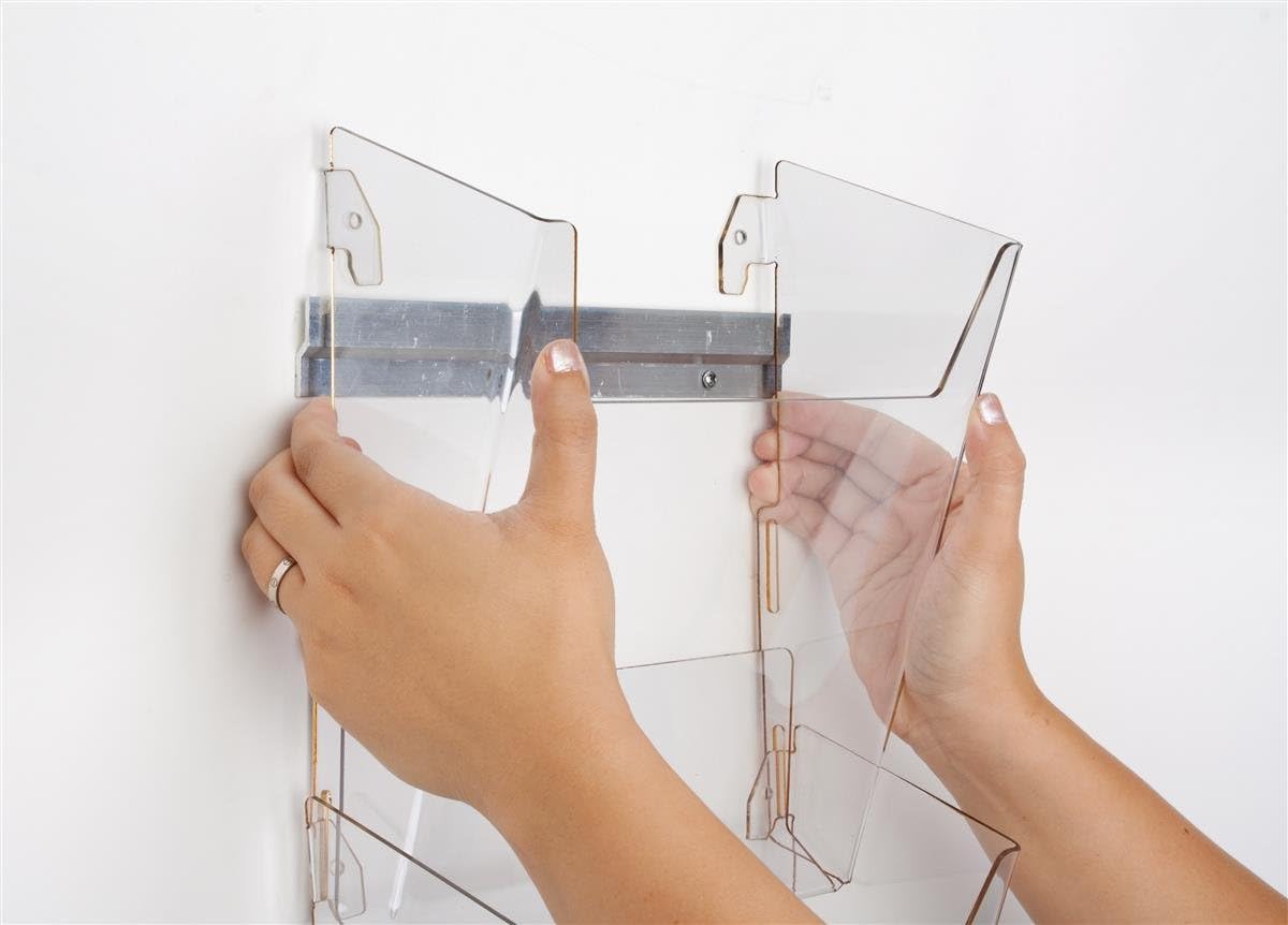 Displays2go Hanging Literature Rack with 8 Tiered Pockets for 8.5x11 Magazines, Wall Mounting Bracket Included - Clear Plastic