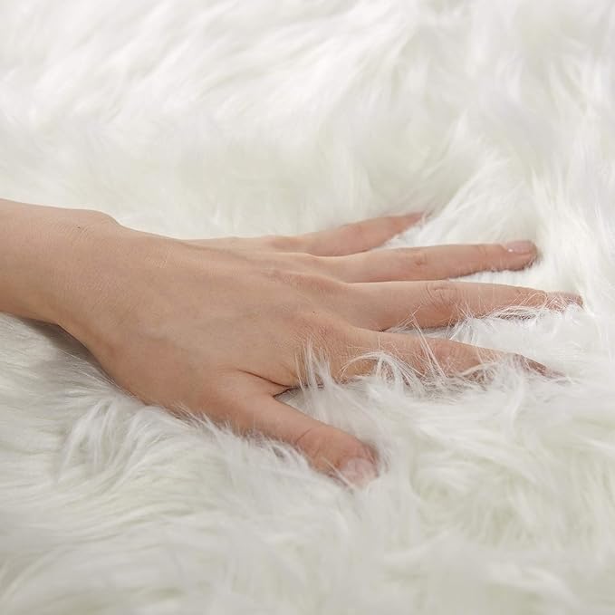 SERISSA Soft Fluffy Area Rug, White Faux Sheepskin Fur Rug, Shaggy Rug for Bedroom Floor Fuzzy Carpet for Living Room 4x6 Feet