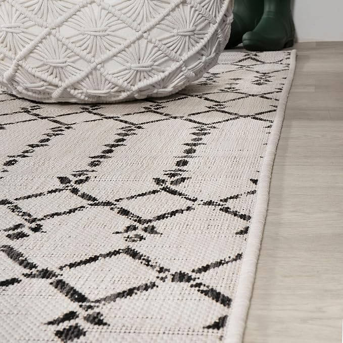 JONATHAN Y Moroccan Geometric Indoor Outdoor Round Area Rug 8 Ft Cream/Black, Ourika Textured Weave for Backyard, Patio, Porch, Easy-Cleaning, High Traffic, Pet-Friendly, Non-Shedding (SMB108I-8R)